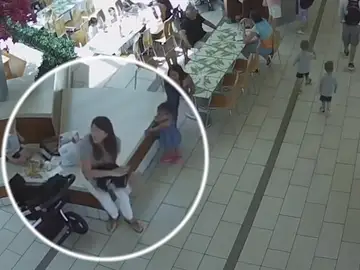 Dos policías salvan la vida de niña ahogada con "nugget" de pollo Dos policías salvan la vida de niña ahogada con "nugget" de pollo