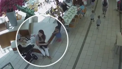 Dos policías salvan la vida de niña ahogada con "nugget" de pollo Dos policías salvan la vida de niña ahogada con "nugget" de pollo