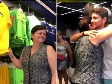 La emoción de la madre de Jorginho La emoción de la madre de Jorginho