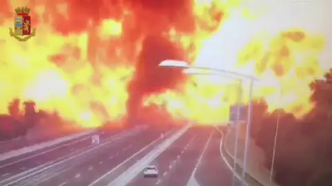 Al menos dos muertos y 67 heridos en una explosión de un camión cisterna en Bolonia Al menos dos muertos y 67 heridos en una explosión de un camión cisterna en Bolonia