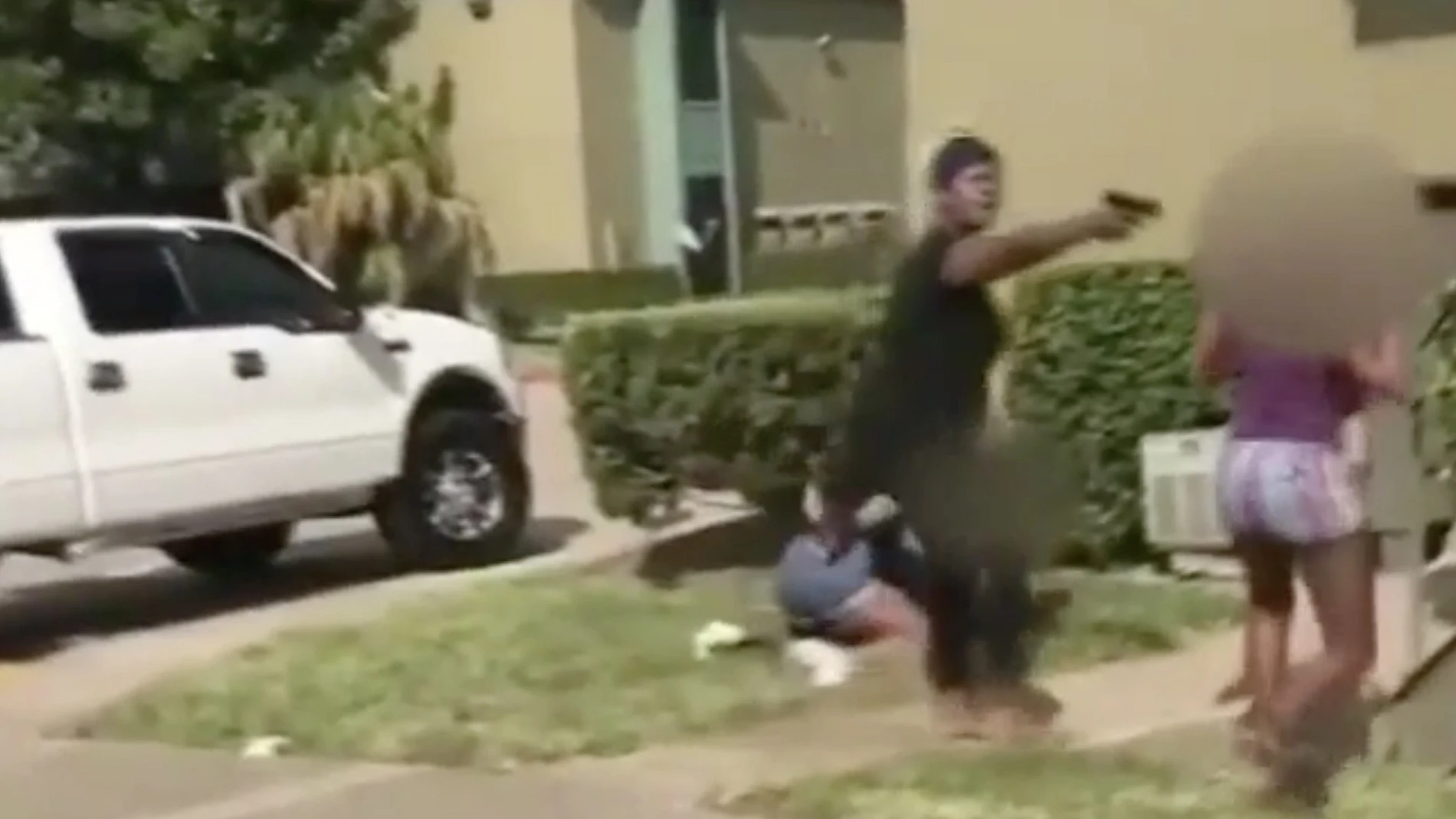 Madre apuntando con una pistola Madre apuntando con una pistola