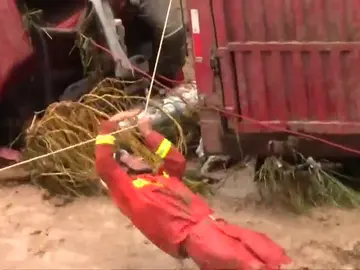 En China 14 personas han quedado atrapadas en sus vehículos por las inundaciones En China 14 personas han quedado atrapadas en sus vehículos por las inundaciones