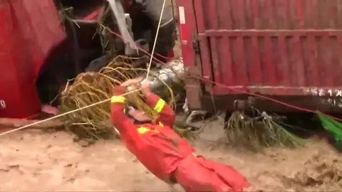 En China 14 personas han quedado atrapadas en sus vehículos por las inundaciones En China 14 personas han quedado atrapadas en sus vehículos por las inundaciones