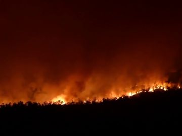 Medios aéreos se reincorporan a tareas de extinción del incendio de Huelva