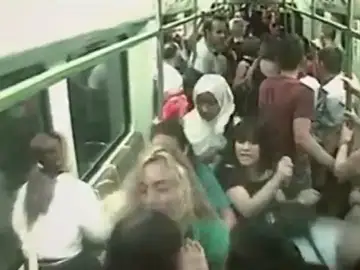 Nueve detenidos por desatar el pánico en el metro de Valencia al realizar proclamas religiosas y gritos de "vamos a morir" Nueve detenidos por desatar el pánico en el metro de Valencia al realizar proclamas religiosas y gritos de "vamos a morir"