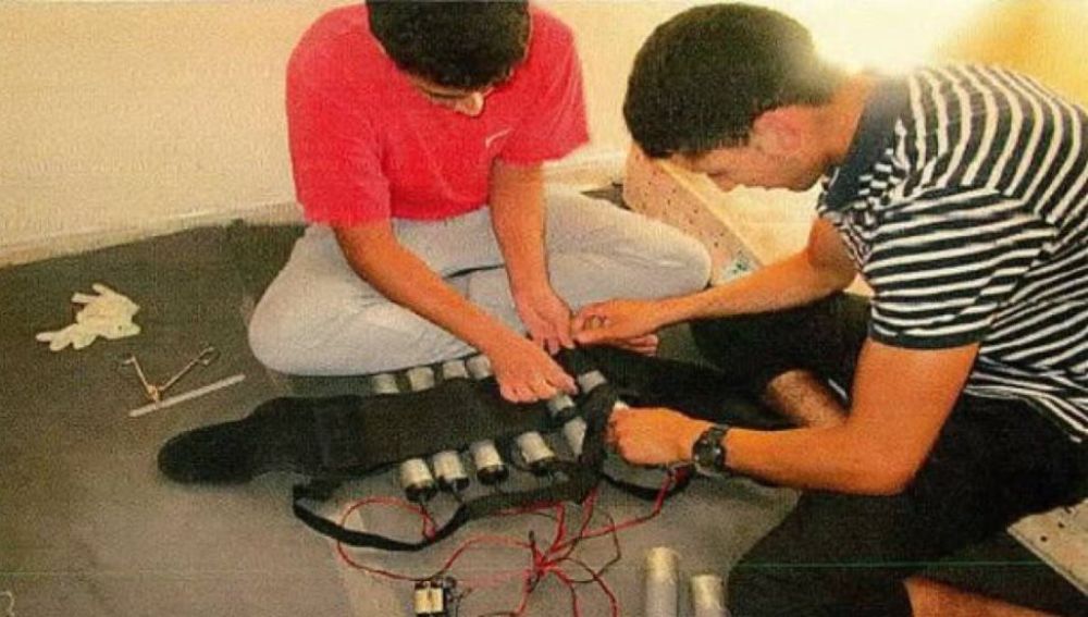 Imagen de los terroristas de Baarcelona y Cambrils preparando las bombas