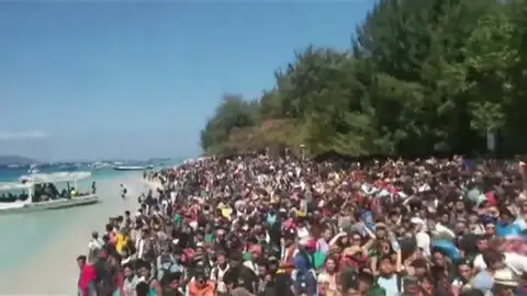 Cientos de turistas abarrotan las playas de Lombok a la espera para ser evacuados Cientos de turistas abarrotan las playas de Lombok a la espera para ser evacuados