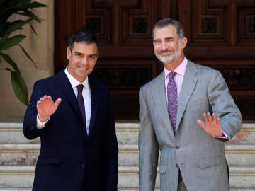 Pedro Sánchez y el Rey Felipe VI en el Palacio de Marivent