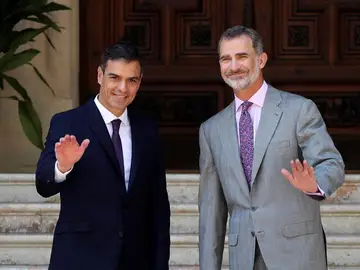 Pedro Sánchez y el Rey Felipe VI en el Palacio de Marivent Pedro Sánchez y el Rey Felipe VI en el Palacio de Marivent
