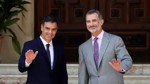 Pedro Sánchez y el Rey Felipe VI en el Palacio de Marivent Pedro Sánchez y el Rey Felipe VI en el Palacio de Marivent