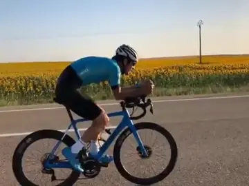 El ciclista vasco Mikel Azparren completa el Camino de Santiago en menos de 24 horas El ciclista vasco Mikel Azparren completa el Camino de Santiago en menos de 24 horas