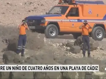 Muere un niño de cuatro años tras ser arrastrado por la corriente del mar con su pequeña balsa inflable en Barbate Muere un niño de cuatro años tras ser arrastrado por la corriente del mar con su pequeña balsa inflable en Barbate