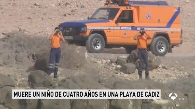 Muere un niño de cuatro años tras ser arrastrado por la corriente del mar con su pequeña balsa inflable en Barbate
