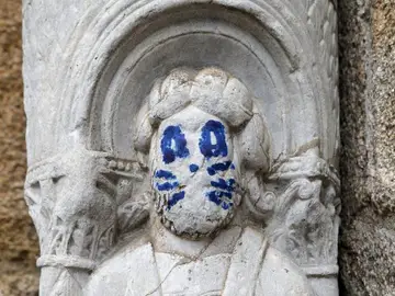 La fachada de Platerías de la catedral de Santiago de Compostela ha aparecido esta mañana con un grafiti en una de sus figuras, que aparece pintada emulando a uno de los miembros de Kiss La fachada de Platerías de la catedral de Santiago de Compostela ha aparecido esta mañana con un grafiti en una de sus figuras, que aparece pintada emulando a uno de los miembros de Kiss
