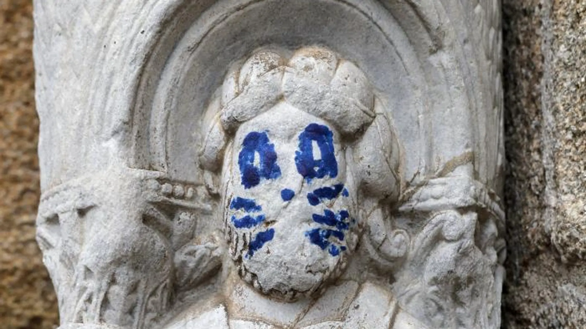 La fachada de Platerías de la catedral de Santiago de Compostela ha aparecido esta mañana con un grafiti en una de sus figuras, que aparece pintada emulando a uno de los miembros de Kiss La fachada de Platerías de la catedral de Santiago de Compostela ha aparecido esta mañana con un grafiti en una de sus figuras, que aparece pintada emulando a uno de los miembros de Kiss