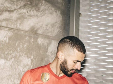 Benzema, vestido con la tercera equipación del Real Madrid para la 18/19 Benzema, vestido con la tercera equipación del Real Madrid para la 18/19