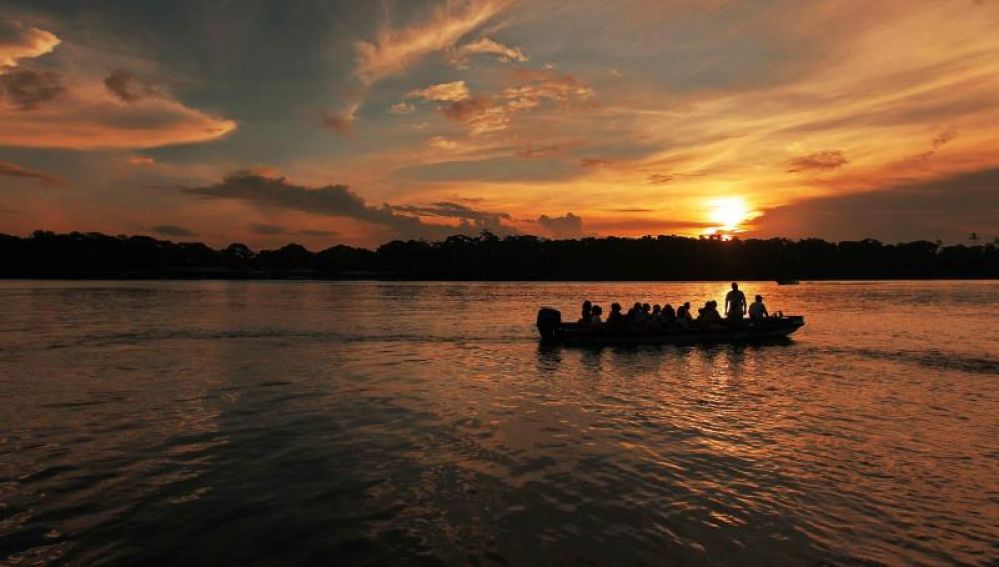 Un grupo de turistas en una embarcación recorren los canales de Tortuguero, ubicado en el Caribe de Costa Rica