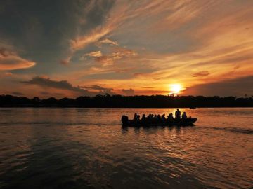 Un grupo de turistas en una embarcación recorren los canales de Tortuguero, ubicado en el Caribe de Costa Rica