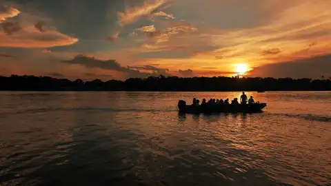 Un grupo de turistas en una embarcación recorren los canales de Tortuguero, ubicado en el Caribe de Costa Rica Un grupo de turistas en una embarcación recorren los canales de Tortuguero, ubicado en el Caribe de Costa Rica