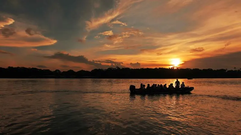 Un grupo de turistas en una embarcación recorren los canales de Tortuguero, ubicado en el Caribe de Costa Rica Un grupo de turistas en una embarcación recorren los canales de Tortuguero, ubicado en el Caribe de Costa Rica