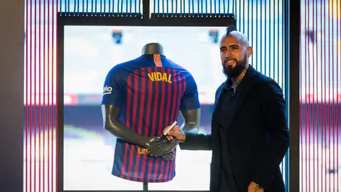 Arturo Vidal, en su presentación en el Camp Nou Arturo Vidal, en su presentación en el Camp Nou