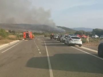 Un incendio de grandes proporciones avanza sin control enLlutxent