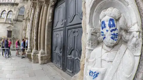 La fachada de Platerías de la catedral de Santiago de Compostela ha aparecido esta mañana con un grafiti en una de sus figuras, que aparece pintada emulando a uno de los miembros de Kiss La fachada de Platerías de la catedral de Santiago de Compostela ha aparecido esta mañana con un grafiti en una de sus figuras, que aparece pintada emulando a uno de los miembros de Kiss