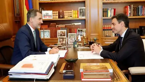 El Rey y Pedro Sánchez en su primer despacho El Rey y Pedro Sánchez en su primer despacho