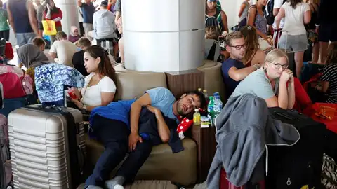 Turistas extranjeros esperan su vuelo en el aeropuerto Internacional Praya en Lombok Turistas extranjeros esperan su vuelo en el aeropuerto Internacional Praya en Lombok