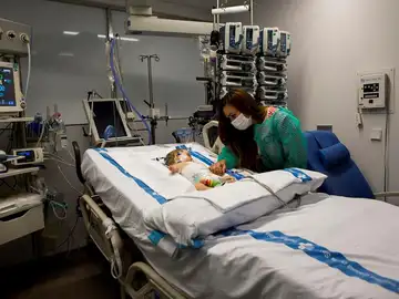 Vanesa cuida a su hija Roma, de 3 meses, una de las dos trasplantadas hepáticas Vanesa cuida a su hija Roma, de 3 meses, una de las dos trasplantadas hepáticas