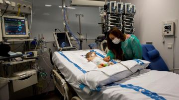 Vanesa cuida a su hija Roma, de 3 meses, una de las dos trasplantadas hepáticas