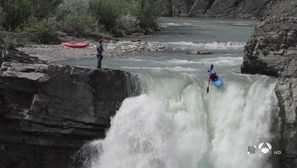 La espectacular imagen de un gerundense lanzándose por una cascada de 30 metros
