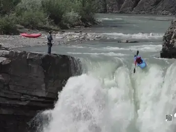 La espectacular imagen de un gerundense lanzándose por una cascada de 30 metros La espectacular imagen de un gerundense lanzándose por una cascada de 30 metros