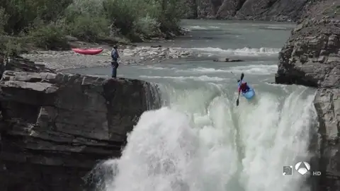 La espectacular imagen de un gerundense lanzándose por una cascada de 30 metros La espectacular imagen de un gerundense lanzándose por una cascada de 30 metros