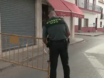 Imagen de archivo de un guardia civil en el lugar del suceso Imagen de archivo de un guardia civil en el lugar del suceso