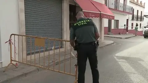 Imagen de archivo de un guardia civil en el lugar del suceso Imagen de archivo de un guardia civil en el lugar del suceso