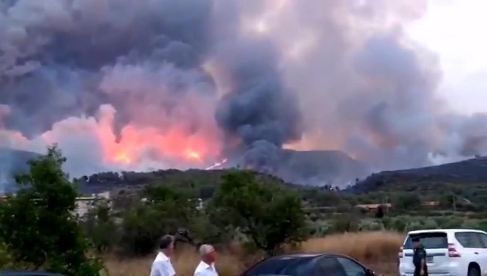 Noticias 1 Antena 3 (07-08-18) El incendio de Llutxent quema más de 750 hectáreas y obliga a desalojar a 2.500 personas