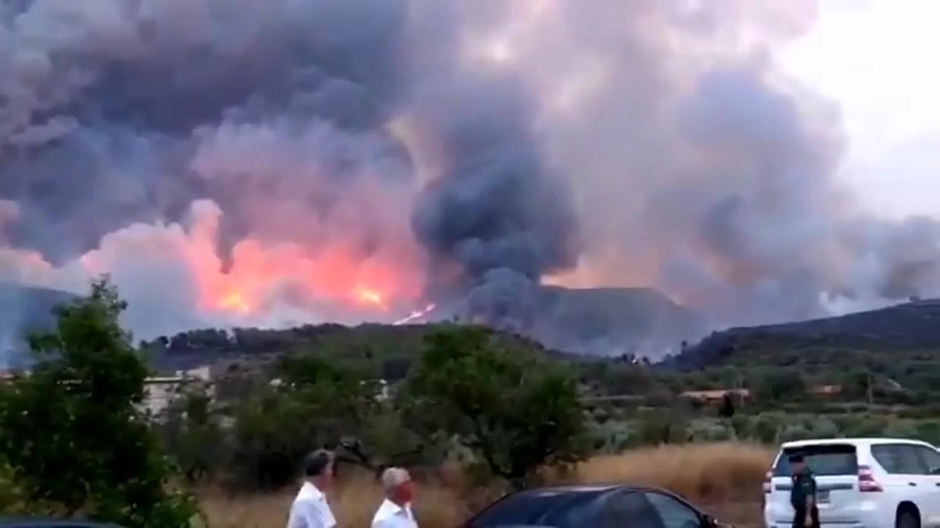 Noticias 1 Antena 3 (07-08-18) El incendio de Llutxent quema más de 750 hectáreas y obliga a desalojar a 2.500 personas Noticias 1 Antena 3 (07-08-18) El incendio de Llutxent quema más de 750 hectáreas y obliga a desalojar a 2.500 personas