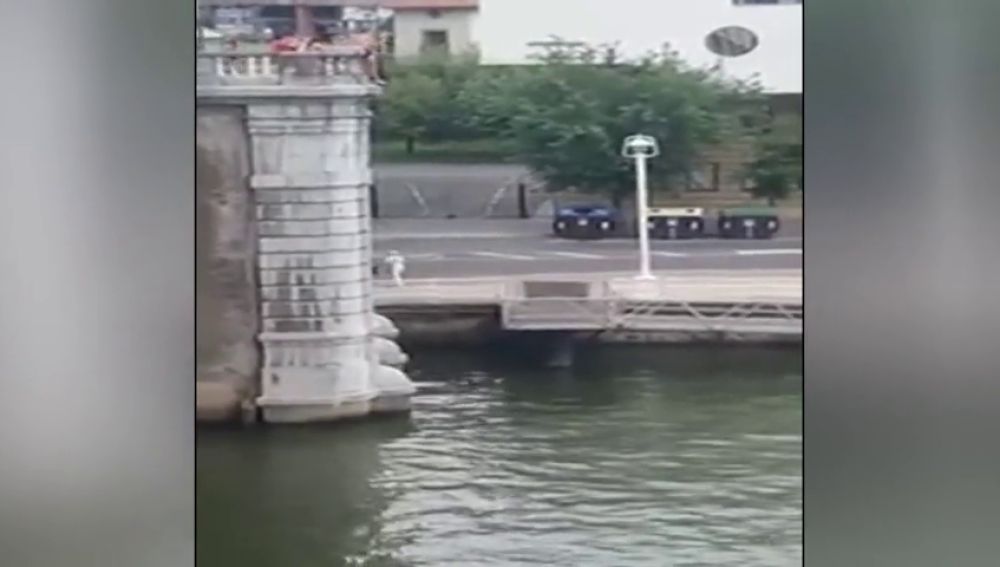 La policía alerta del peligro de saltar desde los puentes de la ría de Bilbao