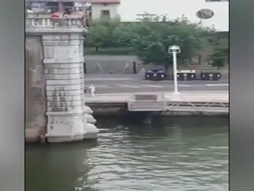La policía alerta del peligro de saltar desde los puentes de la ría de Bilbao La policía alerta del peligro de saltar desde los puentes de la ría de Bilbao