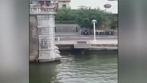 La policía alerta del peligro de saltar desde los puentes de la ría de Bilbao La policía alerta del peligro de saltar desde los puentes de la ría de Bilbao