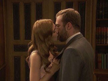 El juego de Fernando y Julieta acaba en un apasionado beso tras la cortina
