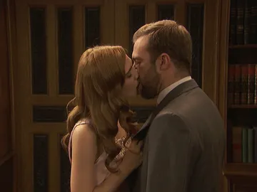 El juego de Fernando y Julieta acaba en un apasionado beso tras la cortina El juego de Fernando y Julieta acaba en un apasionado beso tras la cortina