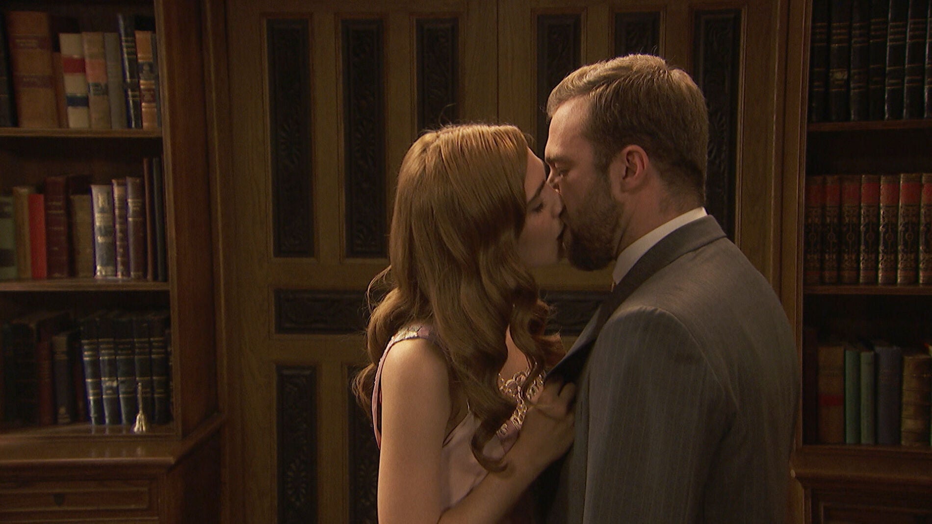 El juego de Fernando y Julieta acaba en un apasionado beso tras la cortina