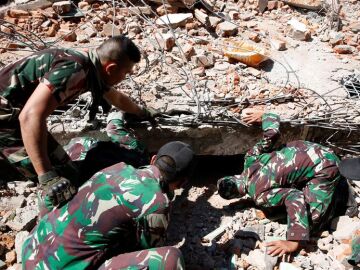 Labores de rescate en Indonesia tras el terremoto