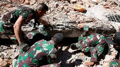 Labores de rescate en Indonesia tras el terremoto Labores de rescate en Indonesia tras el terremoto