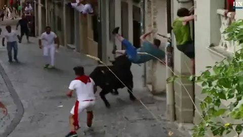 Un corneado en el cuarto encierro en Estella por distraerse con la tablet Un corneado en el cuarto encierro en Estella por distraerse con la tablet