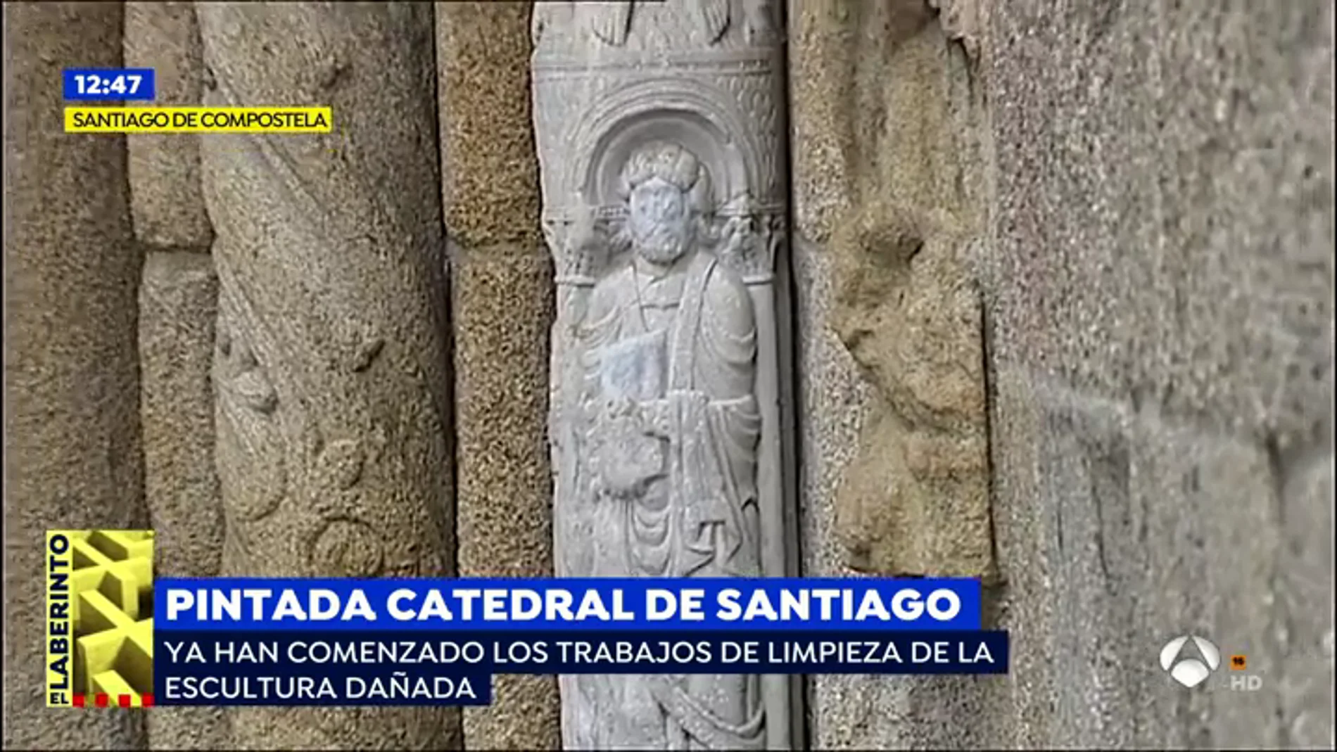 Entre 6.000€ y 150.000€ de multa para el autor de la pintada en la catedral de Santiago