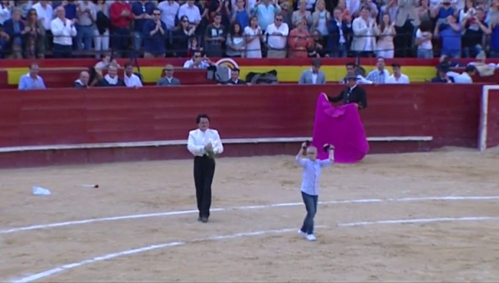 Procesan a tres tuiteros por amenazar de muerte a un niño enfermo aficionado a los toros
