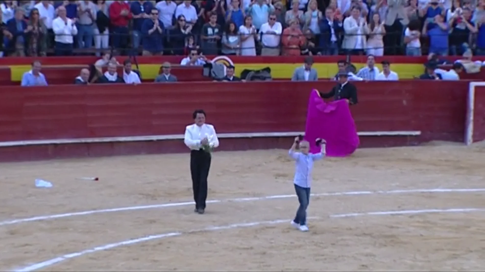 Procesan a tres tuiteros por amenazar de muerte a un niño enfermo aficionado a los toros Procesan a tres tuiteros por amenazar de muerte a un niño enfermo aficionado a los toros